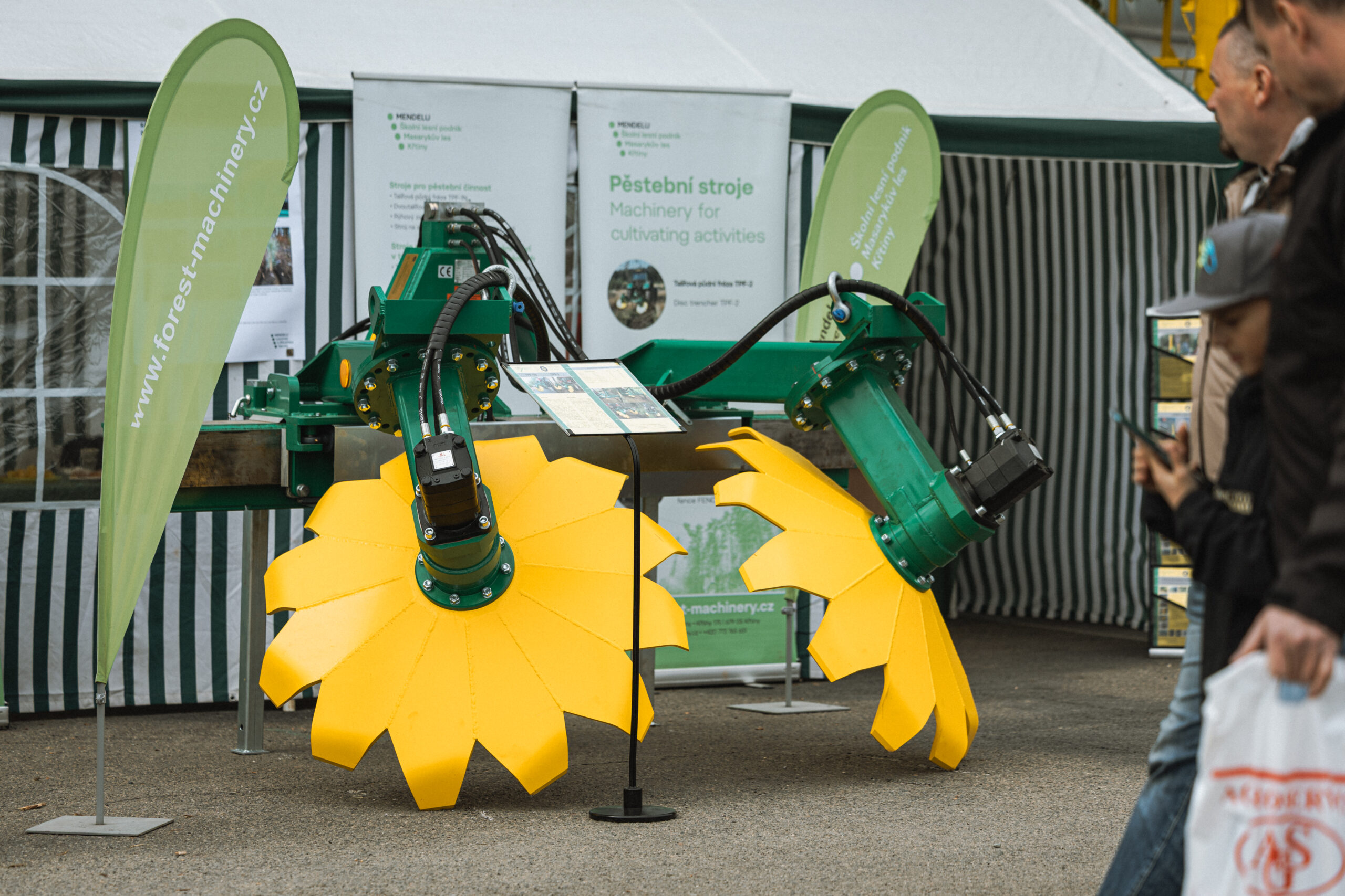 ŠLP Křtiny na veletrhu Silva Regina 2026: pět lesních strojů a zájem o precizní zalesňování